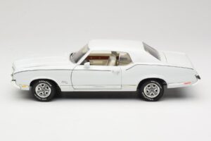 Oldsmobile Cutlass SX White ERTL 1:18 33775 Diecast - image 4 of 8