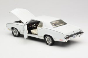 Oldsmobile Cutlass SX White ERTL 1:18 33775 Diecast - image 5 of 8