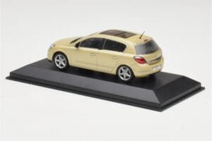 Opel Astra H Yellow Metallic Minichamps 1:43 403043003 Diecast - image 3 of 4