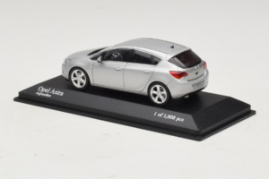 Opel Astra J Silver Minichamps 1:43 400049000 Diecast - image 3 of 4