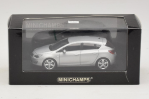 Opel Astra J Silver Minichamps 1:43 400049000 Diecast - image 4 of 4