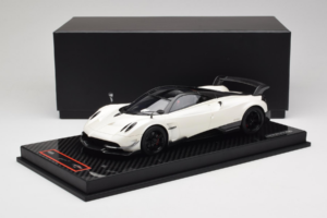 Pagani Huayra BC White Metallic Yy Model 1:18 REMC025 Resin - image 7 of 7