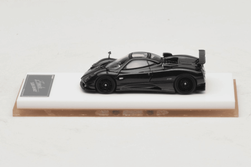 Pagani Zonda Tricolore Exposed Carbon Henson & Heaven 1:64 Pagani Zonda Tricolore Exposed Carbon Henson & Heaven 1:64 PZTEC01 Diecast