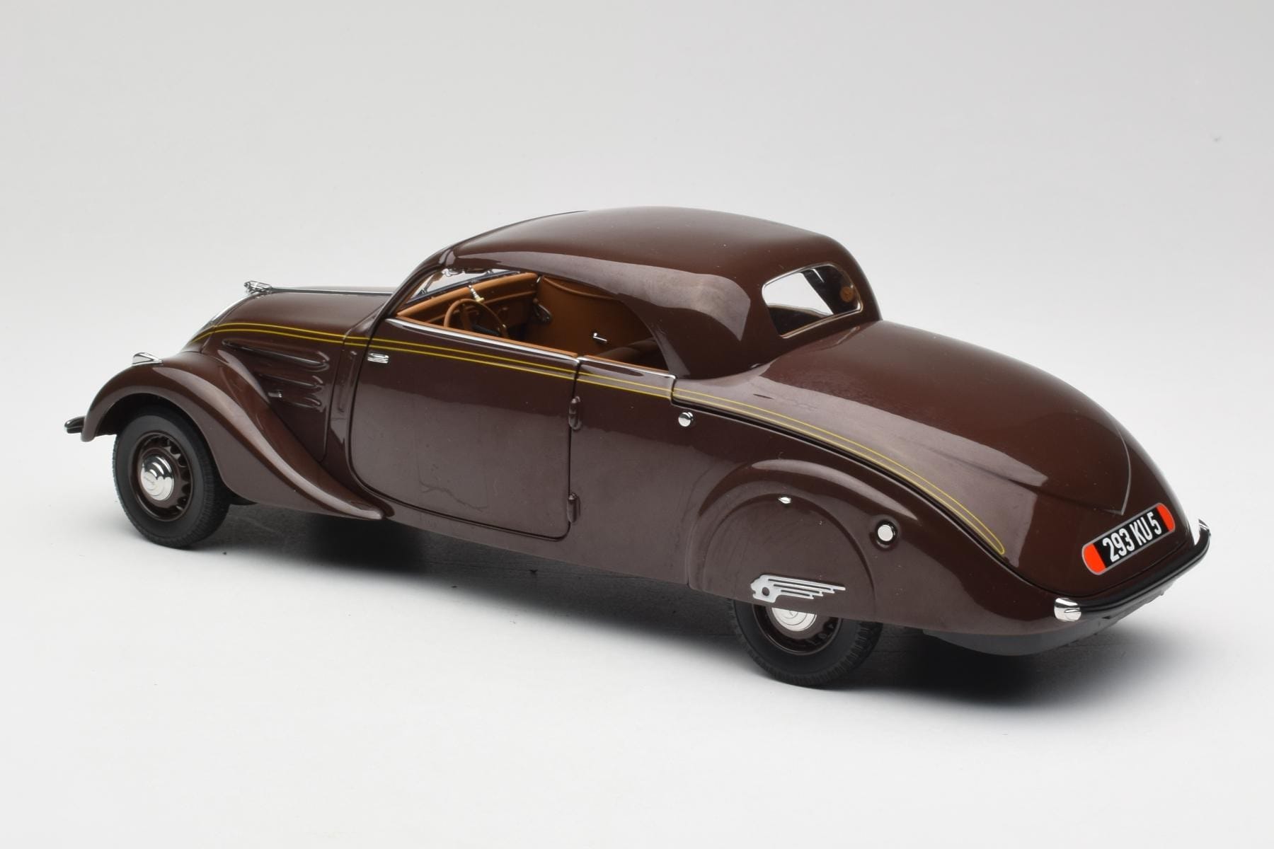 peugeot-402-eclipse-chocolate-