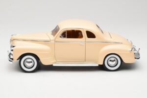 Plymouth Coupe Beige Road Signature 1:18 92398 Diecast - image 4 of 8