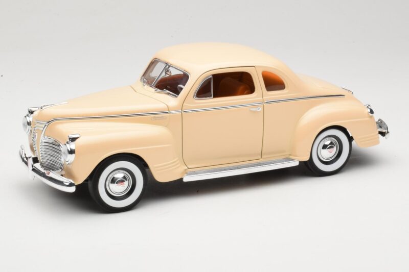 Plymouth Coupe Beige Road Signature 1:18 92398 Diecast