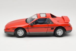 Pontiac Fiero GT Red Road Signature 1:18 92588 Diecast - image 4 of 8