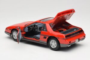 Pontiac Fiero GT Red Road Signature 1:18 92588 Diecast - image 5 of 8