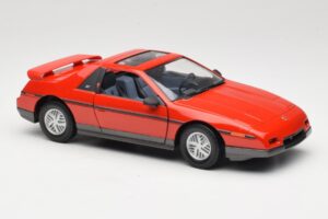 Pontiac Fiero GT Red Road Signature 1:18 92588 Diecast - image 6 of 8