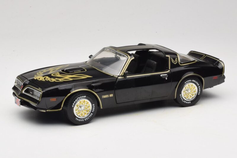 Pontiac Firebird Trans Am SE Smokey and the Bandit Joyride 1:18 Pontiac Firebird Trans Am SE Smokey and the Bandit Joyride 1:18 33121 Diecast