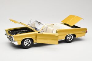 Pontiac GTO Hurst Edition Gold Maisto 1:18 531884 Diecast - image 2 of 8