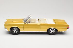 Pontiac GTO Hurst Edition Gold Maisto 1:18 531884 Diecast - image 4 of 8