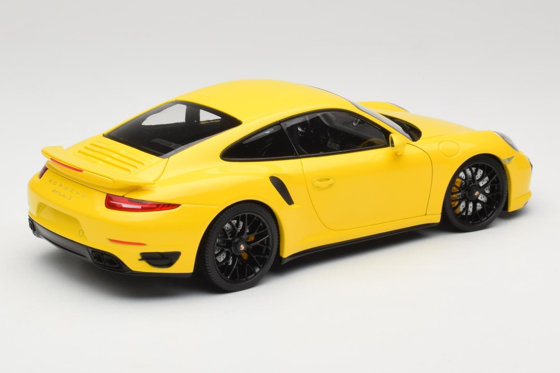 Minichamps Porsche 991 Turbo S 1:18 Black Wheels