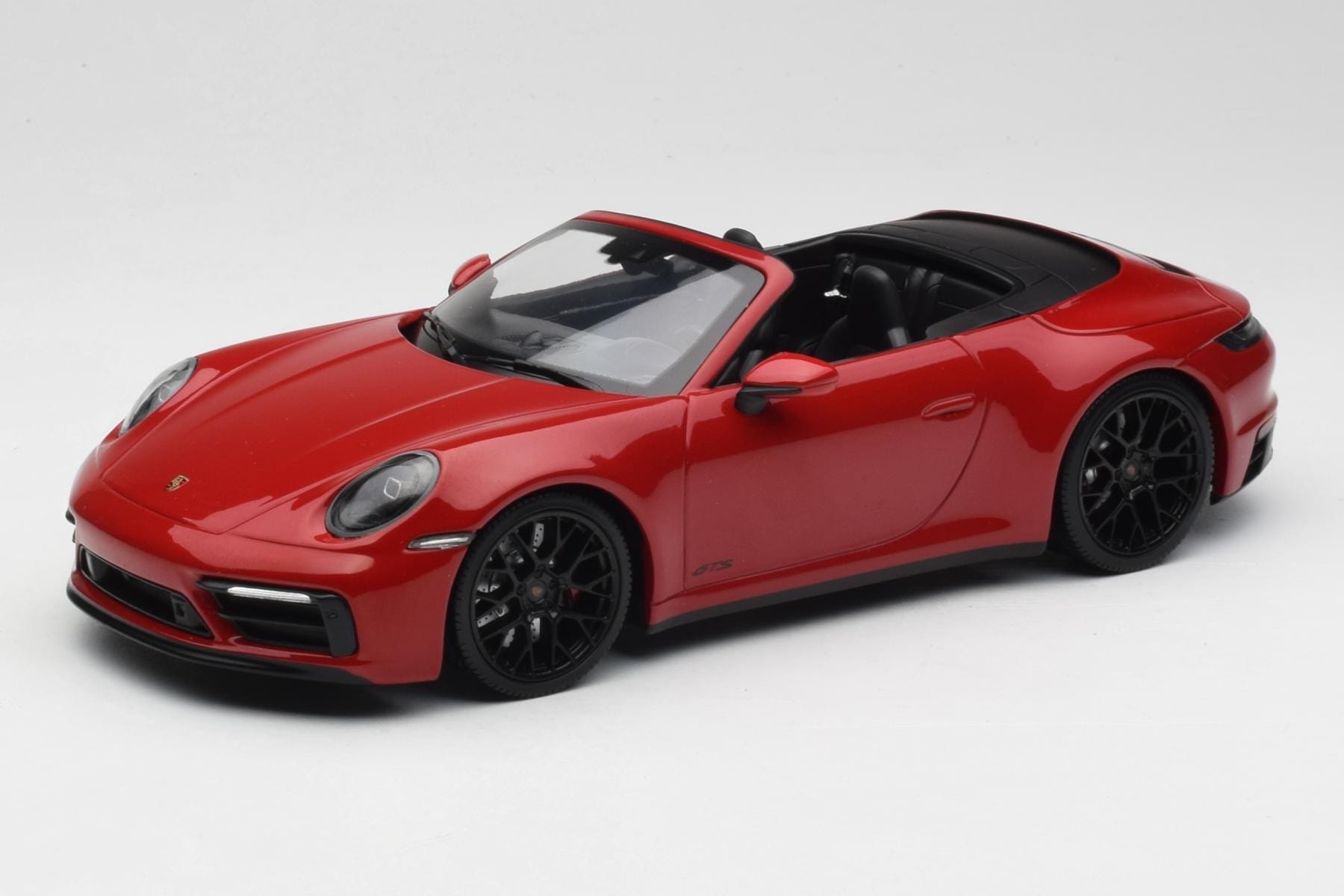 Porsche 911 992 Carrera 4 GTS Cabriolet Red Minichamps 1:18