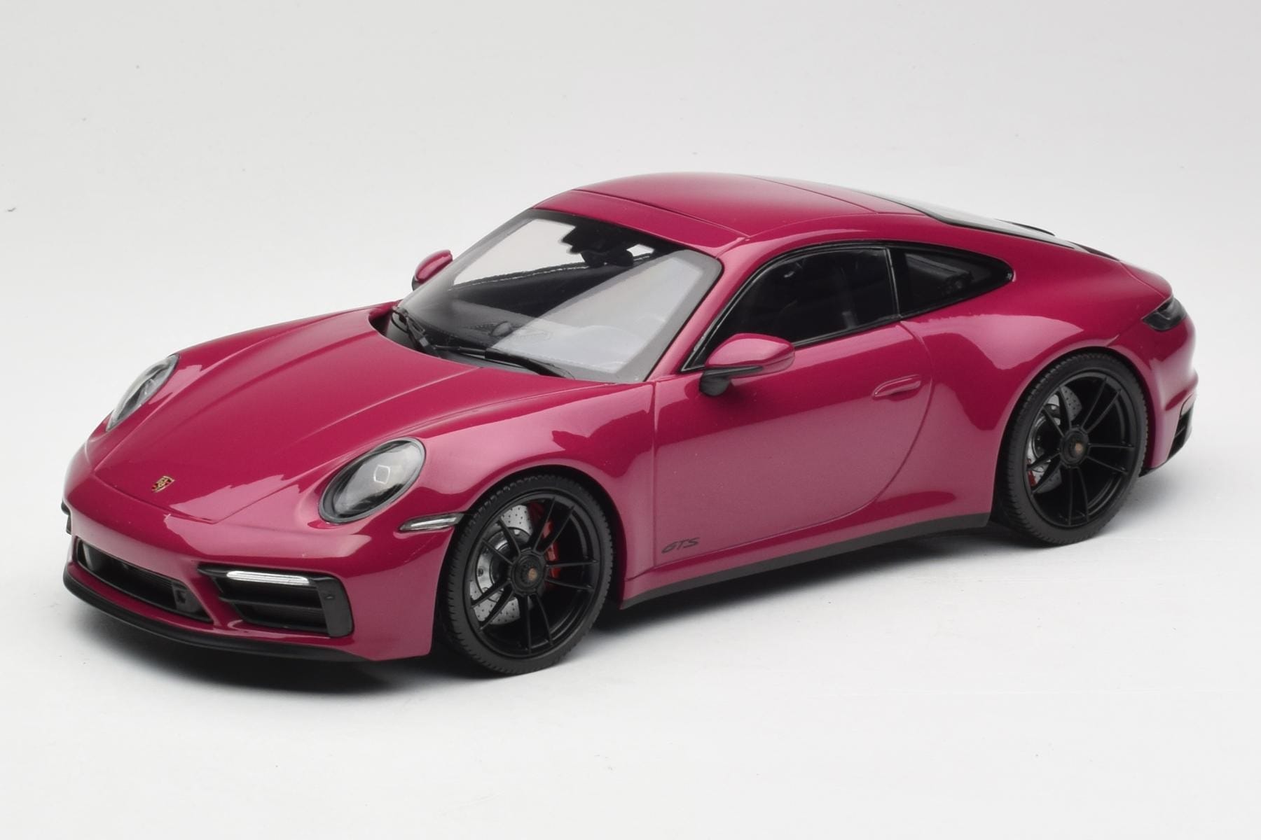 Porsche 911 992 Carrera 4 GTS Rubystar Minichamps 1:18