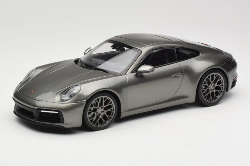 Porsche 911 992 Carrera 4S Aventurine Green Metallic Minichamps 1:18 155067328 Diecast
