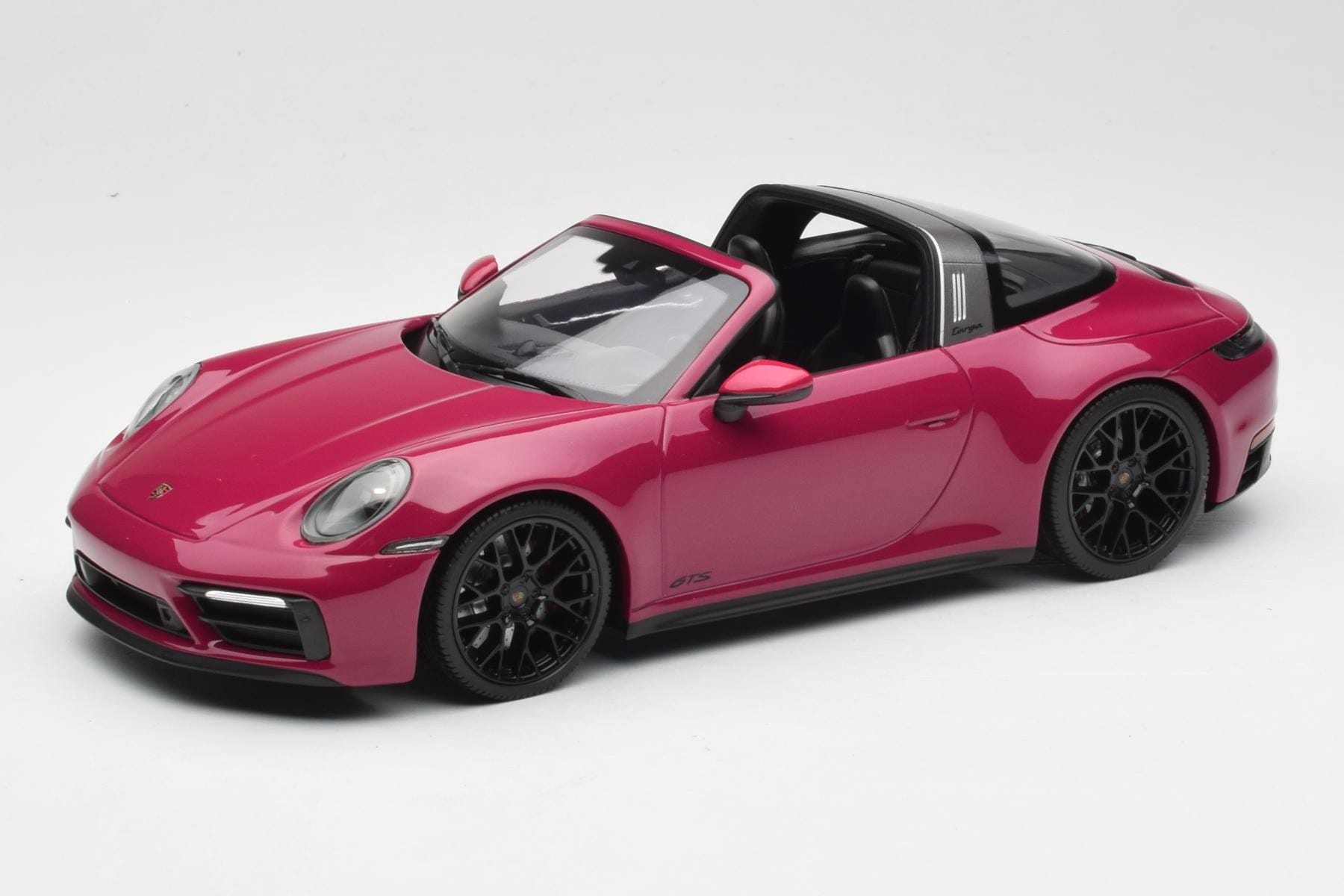 Porsche 911 992 Targa 4 GTS Rubystar Minichamps 1:18