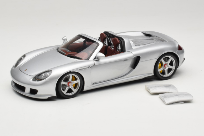Porsche Carrera GT Silver Metallic Minichamps 1:18 WAP02103014 Diecast