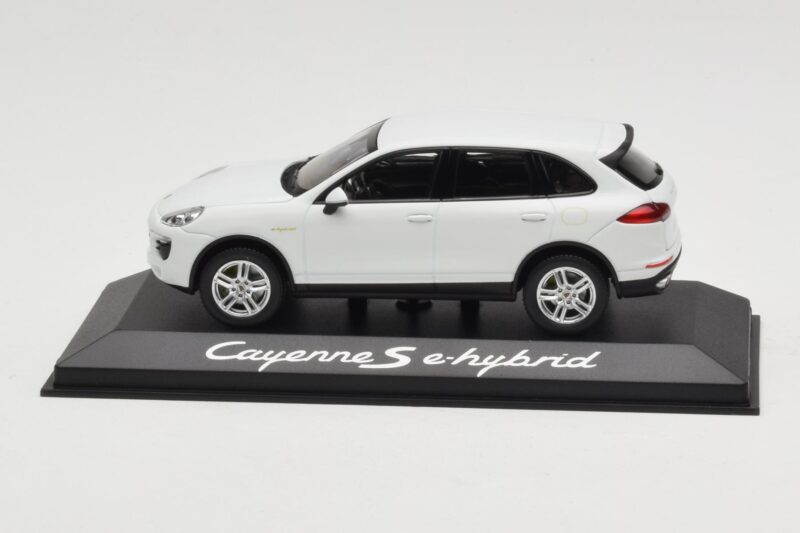 Porsche Cayenne 958 S e-Hybrid White Minichamps 1:43 Porsche Cayenne 958 S e-Hybrid White Minichamps 1:43 WAP0200040E Diecast