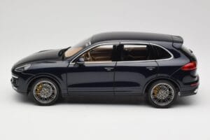 Porsche Cayenne Turbo S 958 Blue Metallic Minichamps 1:18 110064001 Diecast - image 4 of 8