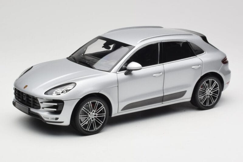 Porsche Macan Turbo 95B Silver Minichamps 1:18 110062504 Diecast