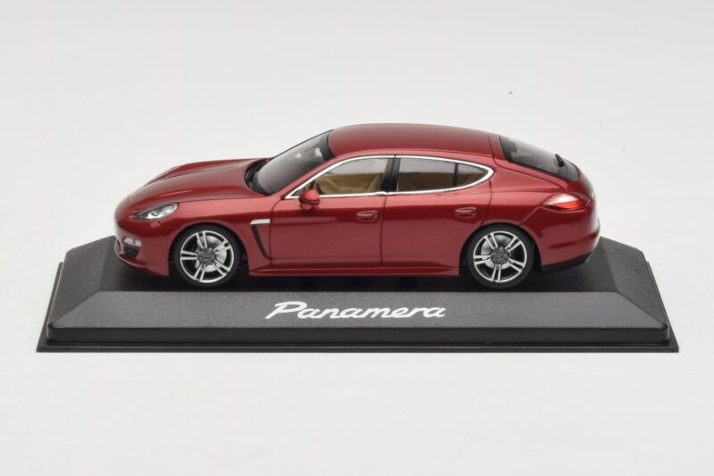 Porsche Panamera 970 Red Metallic Minichamps 1:43 WAP0200119 Diecast