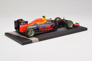 Red Bull RB12 Tag Heuer #26 D. Kvyat Red Bull Racing Showcar 2016 Minichamps 1:18 117160026 Resin - image 3 of 7