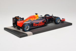 Red Bull RB12 Tag Heuer #3 D. Ricciardo Red Bull Racing Brazilian Grand Prix 2016 Minichamps 1:18 117161203 Resin - image 3 of 6