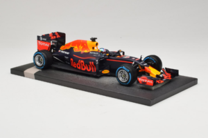 Red Bull RB12 Tag Heuer #3 D. Ricciardo Red Bull Racing Brazilian Grand Prix 2016 Minichamps 1:18 117161203 Resin - image 4 of 6
