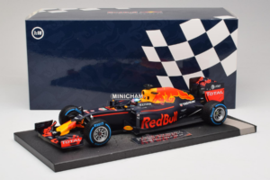 Red Bull RB12 Tag Heuer #3 D. Ricciardo Red Bull Racing Brazilian Grand Prix 2016 Minichamps 1:18 117161203 Resin - image 6 of 6