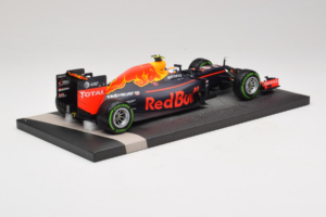 Red Bull RB12 Tag Heuer #33 M. Verstappen Red Bull Racing Showcar 2016 Minichamps 1:18 117161233 Resin - image 3 of 7