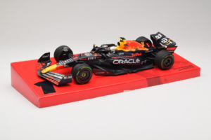 Red Bull RB18 #1 M. Verstappen Oracle Red Bull Racing Japanese Grand Prix Winner World Champion 2022 Minichamps 1:18 11322280 - image 2 of 7