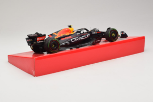 Red Bull RB18 #1 M. Verstappen Oracle Red Bull Racing Japanese Grand Prix Winner World Champion 2022 Minichamps 1:18 11322280 - image 3 of 7