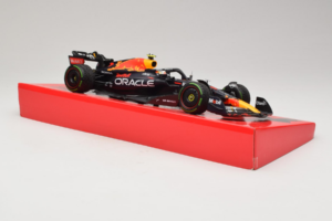 Red Bull RB18 #1 M. Verstappen Oracle Red Bull Racing Japanese Grand Prix Winner World Champion 2022 Minichamps 1:18 11322280 - image 4 of 7
