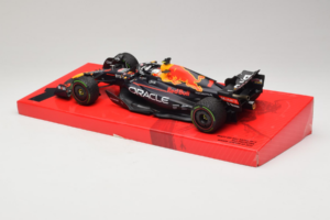 Red Bull RB18 #1 M. Verstappen Oracle Red Bull Racing Japanese Grand Prix Winner World Champion 2022 Minichamps 1:18 11322280 - image 5 of 7