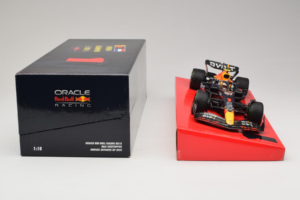 Red Bull RB18 #1 M. Verstappen Oracle Red Bull Racing Japanese Grand Prix Winner World Champion 2022 Minichamps 1:18 11322280 - image 6 of 7