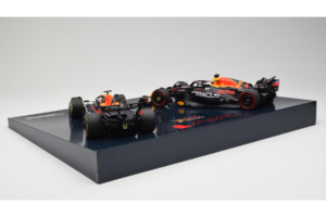 Red Bull RB19 Honda RBPT #1 M. Verstappen Oracle Red Bull Racing Qatar Grand Prix World Champion 2023 Minichamps 1:18 1122318 - image 4 of 6