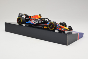 Red Bull RB19 #1 M. Verstappen Oracle Red Bull Racing United States Grand Prix Winner World Champion 2023 Minichamps 1:18 113 - image 4 of 7