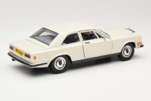 Rolls-Royce Camargue White Bburago 1:22 3001-M1 Diecast - image 2 of 8