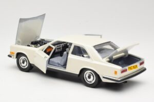 Rolls-Royce Camargue White Bburago 1:22 3001-M1 Diecast - image 5 of 8