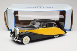 Rolls-Royce Silver Wraith Empress by Hooper Black & Yellow MCG 1:18 MCG18066 Diecast - image 6 of 6