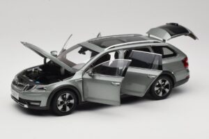 Skoda Octavia Mk4 Combi Green Paudi Model 1:18 ZMR000005GRU Diecast - image 2 of 8