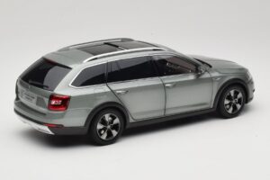 Skoda Octavia Mk4 Combi Green Paudi Model 1:18 ZMR000005GRU Diecast - image 3 of 8