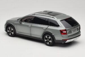 Skoda Octavia Mk4 Combi Green Paudi Model 1:18 ZMR000005GRU Diecast - image 7 of 8