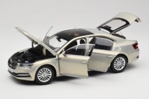 Skoda Superb Mk3 Gold Paudi Model 1:18 ZSS000006GOLD Diecast - image 2 of 8