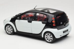 Smart Forfour White Kyosho 1:18 0019141V001C01Q00 Diecast - image 7 of 8