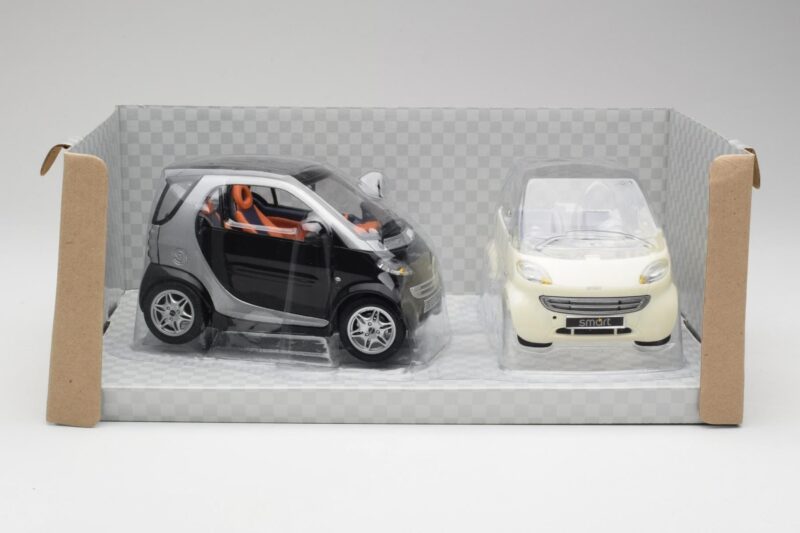 Smart Fortwo Black & White Maisto 1:18 Smart Fortwo Black & White Maisto 1:18 56045 Diecast