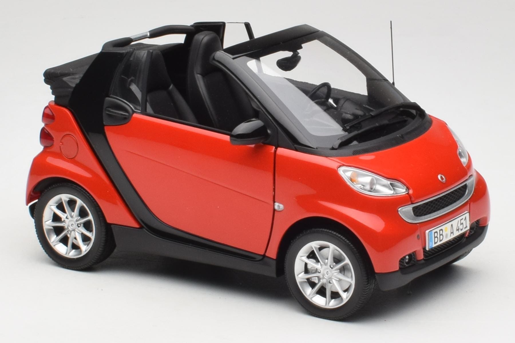 Minichamps Smart Fortwo Cabrio W451 Red Black 1:18