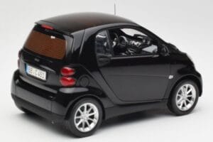 Smart Fortwo Coupe W451 Deep Black Minichamps 1:18 Q0022563V001C02Q00 Diecast - image 3 of 8