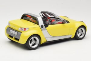 Smart Roadster 452 Yellow Bburago 1:18 34099-M2 Diecast - image 3 of 8